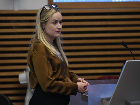 Hulda Þórisdóttir fundarstjóri á fundi með frambjóðendum um háskólamál 25. nóvember 2024