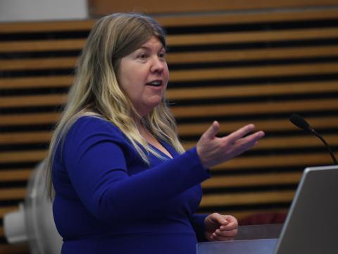 Sigrún Ólafsdóttir formaður FPR kynnir aðstæður opinberra háskóla á fundi með framboðum 25. nóvember 2024