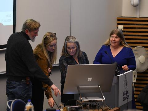 Herbert fæknimaður, Sigrún Ólafsdóttir formaður FPR, Ragna Benedikta Garðardóttir í stjórn FPR og Hulda Þórisdóttir fundarstjóri fara yfir tæknimálin