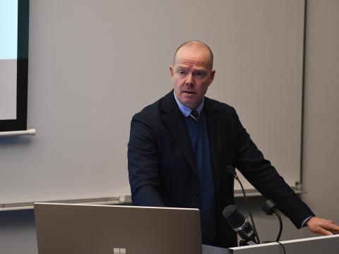Frambjóðandi á fundi um háskólamál 25. nóvember 2024