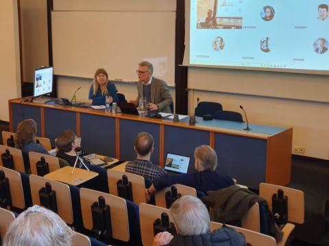 Frá fundi með rektorsframboðun HÍ 24. febrúar 2025. Sigrún Ólafsdóttir formaður FPR og Magnús Karl Magnússon. 